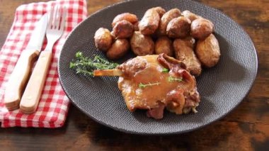 Ördek bacağı manzarası tabakta yeni patateslerle doludur.