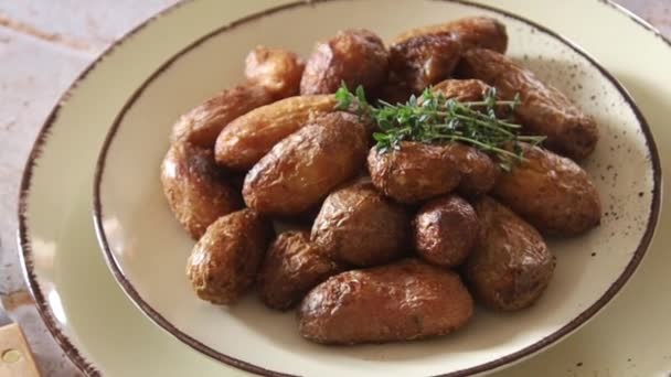 Patata Tiro Cerca Plato Sobre Fondo Madera — Vídeos de Stock