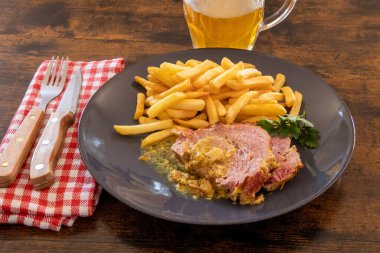 Patates kızartmalı hardallı domuz rostosu.