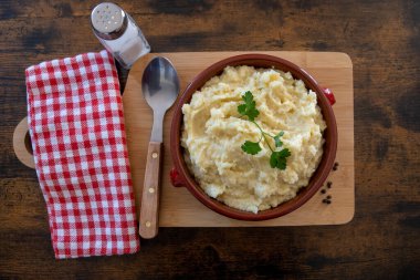 Toprak kabında patates püresi.