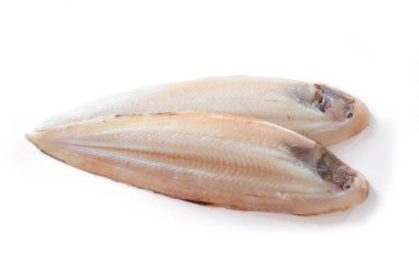 Beyaz arkaplanda çiğ balık izole edilmiş