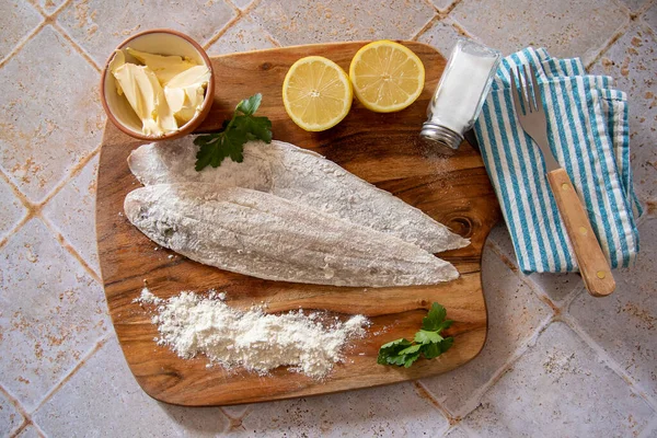 Floured Fresh Raw Fish Lemons Herbs Wooden Board Ready Cooking — Stock Photo, Image
