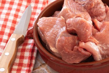 Baharatlı ve otlu çiğ domuz eti parçalarını kapat.