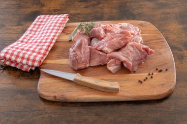 Tahtada izole edilmiş çiğ domuz eti parçaları.