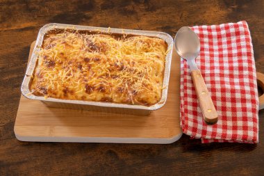Peynirli ev yapımı lazanya. 