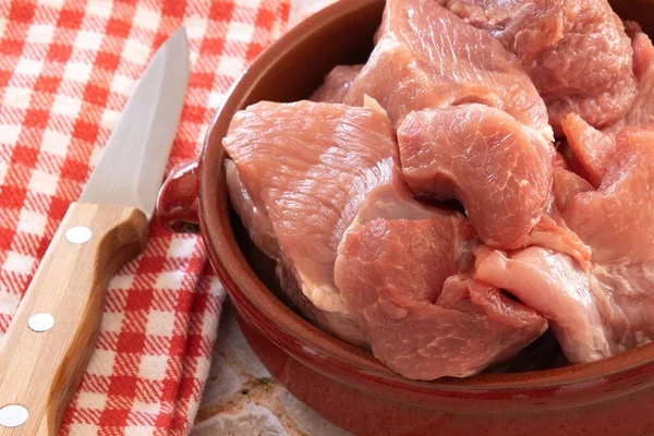 Baharatlı ve otlu çiğ domuz eti parçalarını kapat.