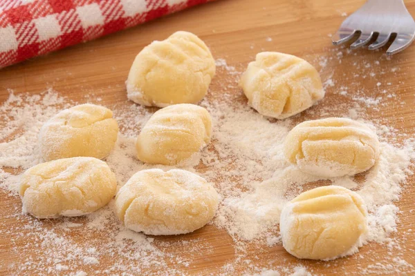Tahtada un bulunan çiğ gnocchi.