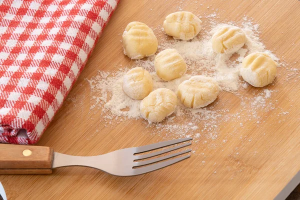 Tahtada un bulunan çiğ gnocchi.