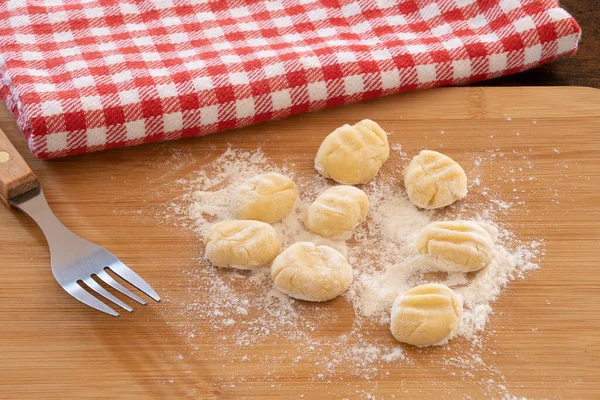 Tahtada un bulunan çiğ gnocchi.