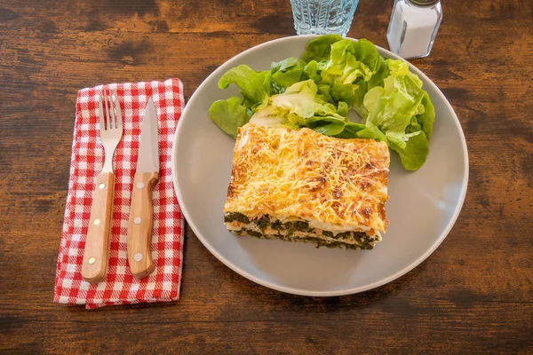 Peynirli ve ıspanaklı fırında somon lazanyası.