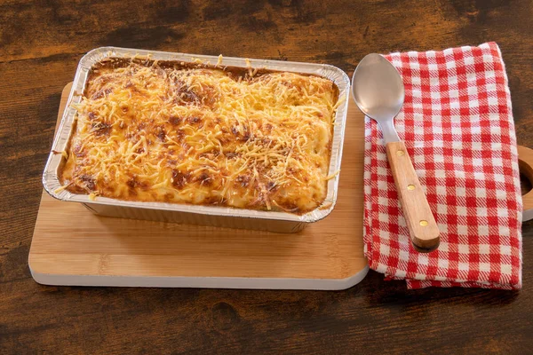 Peynirli ev yapımı lazanya. 