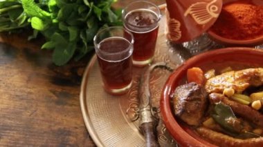 Tavuk, kuzu ve merguez 'den oluşan kraliyet kuskusu manzarası