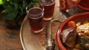 Tavuk, kuzu ve merguez 'den oluşan kraliyet kuskusu manzarası