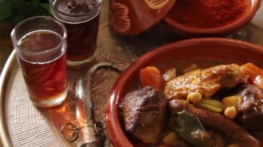 Tavuk, kuzu ve merguez 'den oluşan kraliyet kuskusu manzarası