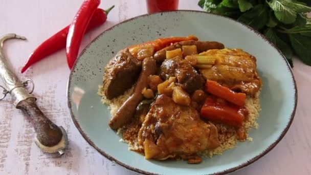 Pemandangan Couscous Kerajaan Terdiri Dari Ayam Domba Merguez Atas Piring — Stok Video