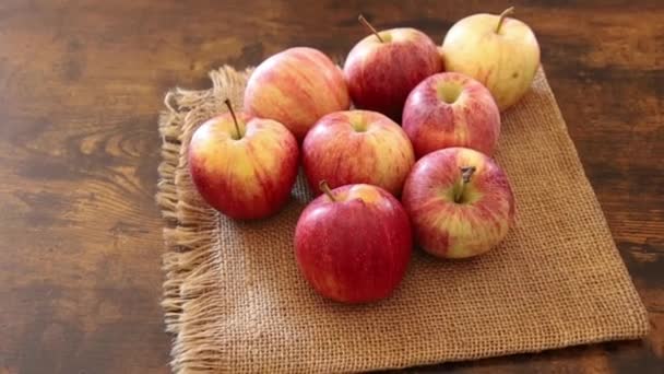 Άποψη Των Κόκκινων Μήλων Που Απομονώνονται Λινάτσα — Αρχείο Βίντεο