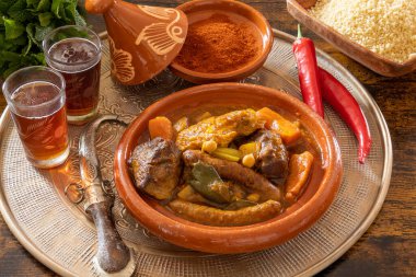 Tavuk, kuzu ve merguez 'den oluşan kraliyet kuskusu manzarası