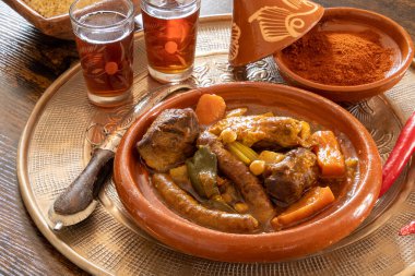 Tavuk, kuzu ve merguez 'den oluşan kraliyet kuskusu manzarası