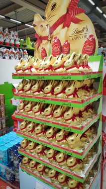 Lindt çikolata aralığının bir mağazada sergilenmesi