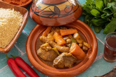 Kraliyet kuskusu, irmik baharatları ve masada çay.