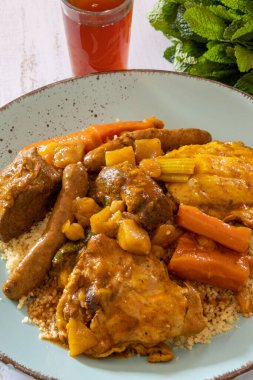 Masadaki tabakta bir bardak çayla birlikte kuskus.