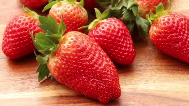 Gros Plan Fraises Mur Sur Une Fond Bois — Vídeo de Stock