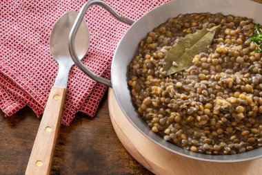 Tavada baharat ve bitkilerle mercimek.