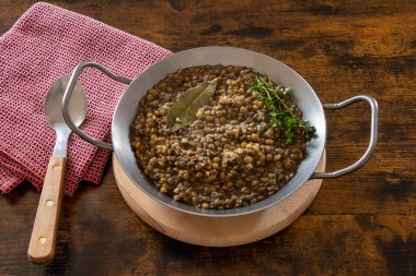 Tavada baharat ve bitkilerle mercimek.