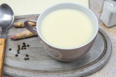 Ahşap zemin üzerinde kuşkonmaz çorbası