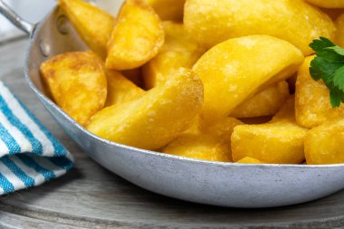 Fırında patatesi kapatıyoruz.