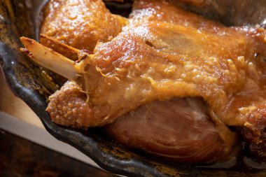 Ördek konfetisinin kapağını kapat.