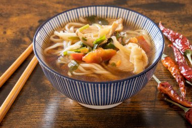 Tavuk ve sebzeli Tayland usulü şehriye çorbası, sağlıklı yemek.