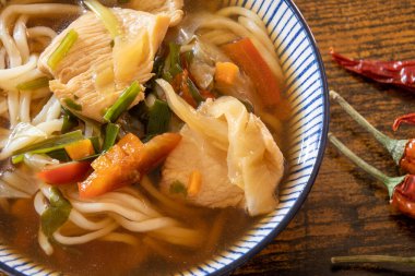 Tavuk ve sebzeli Tayland usulü şehriye çorbası, sağlıklı yemek.