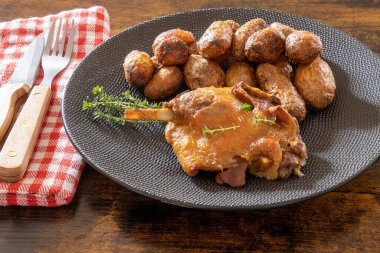 Ördek bacağı manzarası tabakta yeni patateslerle doludur.