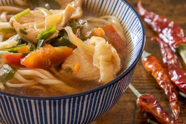 Tavuk ve sebzeli Tayland usulü şehriye çorbası, sağlıklı yemek.