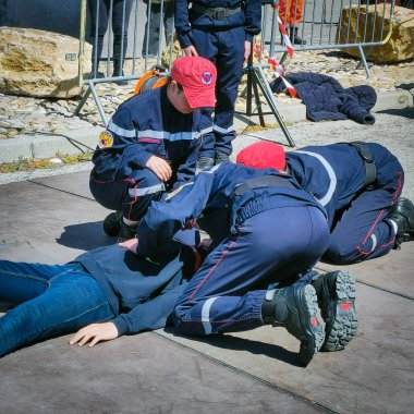   İtfaiyeci yerde bir kişiyi kurtarıyor.