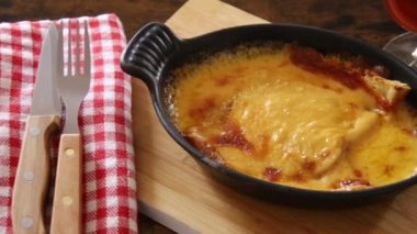 Tahtadaki bir tabakta Galler yemeği