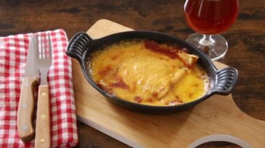 Tahtadaki bir tabakta Galler yemeği