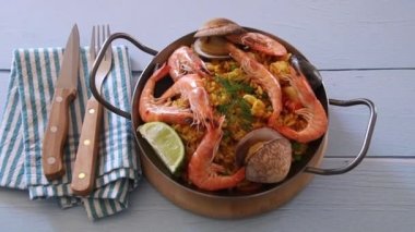 Karidesli, limonlu, midyeli paella manzarası