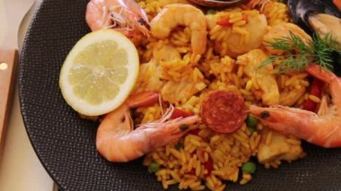 Karidesli paella manzarası, limon, tabakta istiridye.