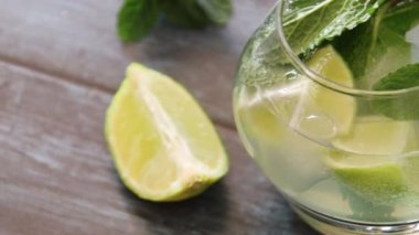 Masada bir bardak mojito.