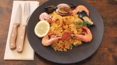 Karidesli paella manzarası, limon, tabakta istiridye.