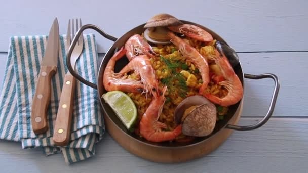 看到一个大虾 蛤蟆在盘子里的海鲜饭 — 图库视频影像