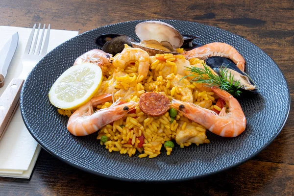 Pan Filled Paella Wooden Table — Stock Photo, Image