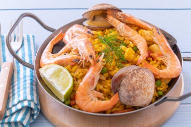 Tabaktaki paella 'nın en üst görüntüsü.