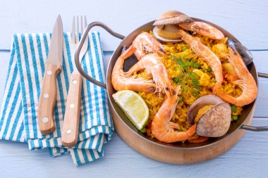 Tabaktaki paella 'nın en üst görüntüsü.