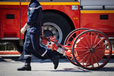 Fransız itfaiye birliğinin yangın hortumu görüntüsü.