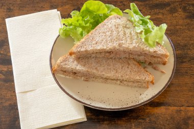 Tabakta salatalı ton balıklı sandviç.