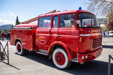 Eski Fransız itfaiye aracı.