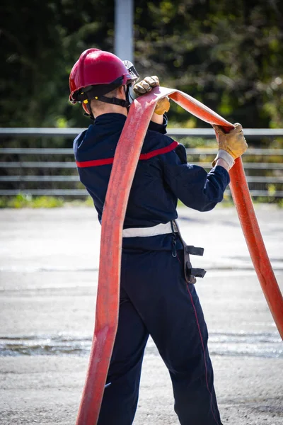 Молодой Французский Пожарный Держит Пожарный Шланг Время Учений — стоковое фото